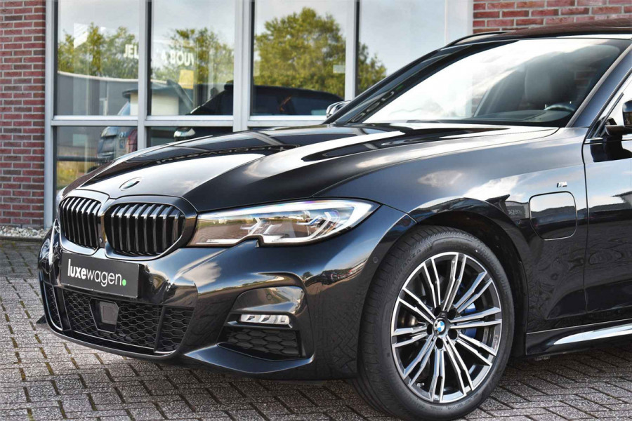 BMW 3 Serie Touring 330e M-Sport Pano HUD El-zetels laser-LED Camera