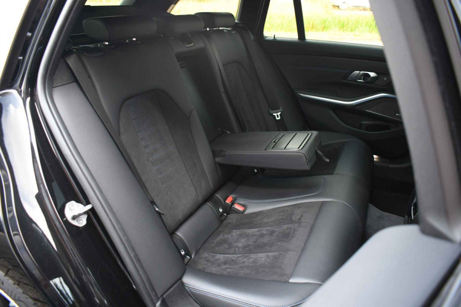 BMW 3 Serie Touring 330e M-Sport Pano HUD El-zetels laser-LED Camera