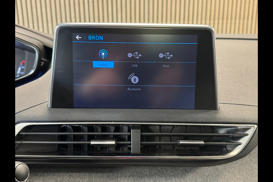 Peugeot 5008 1.2 PureTech Allure 7P. DEALER ONDERHOUDEN PANO CRUISE CONTROL CAMERA APPLE CARPLAY DODEHOEK