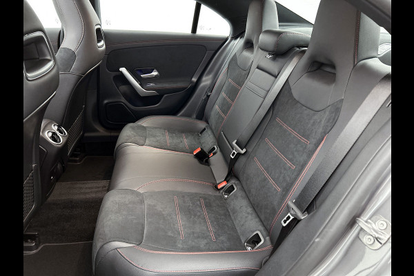 Mercedes-Benz CLA-Klasse 250 e Business Solution AMG | Smartphone integratie | Panoramaschuifdak | Stoelverwarming voor | Multibeam LED | KEYLESS GO | Draadloos oplaadsysteem voor smartphone |