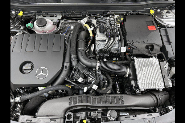 Mercedes-Benz CLA-Klasse 250 e Business Solution AMG | Smartphone integratie | Panoramaschuifdak | Stoelverwarming voor | Multibeam LED | KEYLESS GO | Draadloos oplaadsysteem voor smartphone |