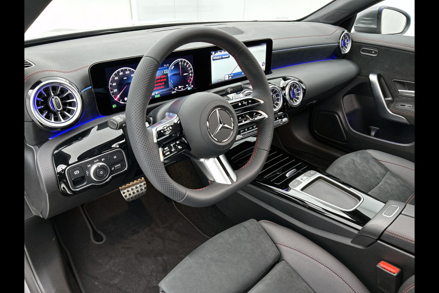Mercedes-Benz CLA-Klasse 250 e Business Solution AMG | Smartphone integratie | Panoramaschuifdak | Stoelverwarming voor | Multibeam LED | KEYLESS GO | Draadloos oplaadsysteem voor smartphone |