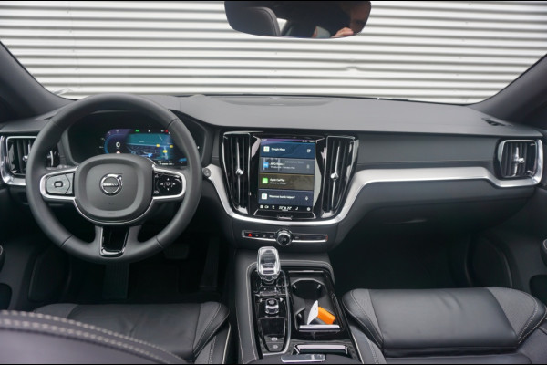 Volvo V60 PHEV T6 AWD ULTRA DARK SCHUIFDAK | WINTERPACK | H&K AUDIO | LUXE