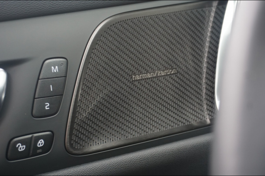 Volvo V60 PHEV T6 AWD ULTRA DARK SCHUIFDAK | WINTERPACK | H&K AUDIO | LUXE