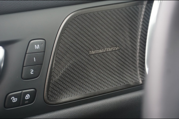 Volvo V60 PHEV T6 AWD ULTRA DARK SCHUIFDAK | WINTERPACK | H&K AUDIO | LUXE