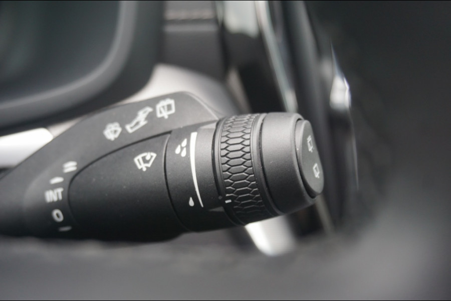 Volvo V60 PHEV T6 AWD ULTRA DARK SCHUIFDAK | WINTERPACK | H&K AUDIO | LUXE