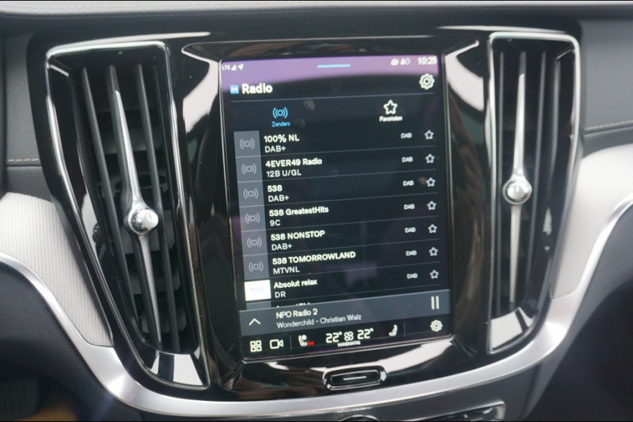 Volvo V60 PHEV T6 AWD ULTRA DARK SCHUIFDAK | WINTERPACK | H&K AUDIO | LUXE