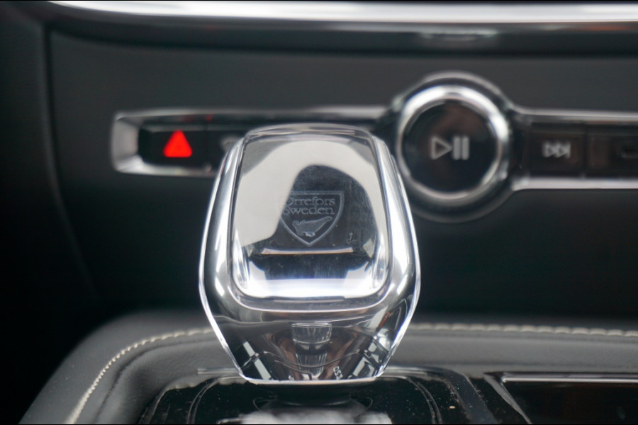 Volvo V60 PHEV T6 AWD ULTRA DARK SCHUIFDAK | WINTERPACK | H&K AUDIO | LUXE