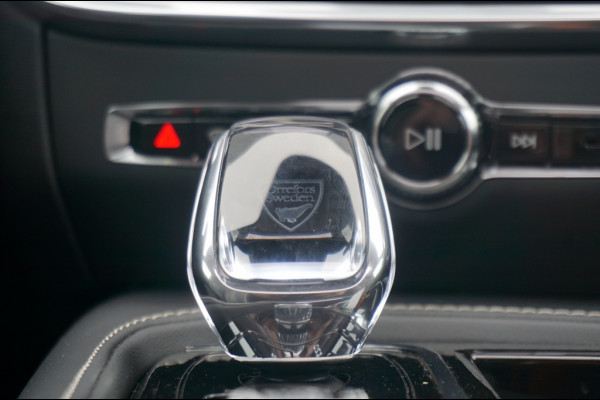 Volvo V60 PHEV T6 AWD ULTRA DARK SCHUIFDAK | WINTERPACK | H&K AUDIO | LUXE