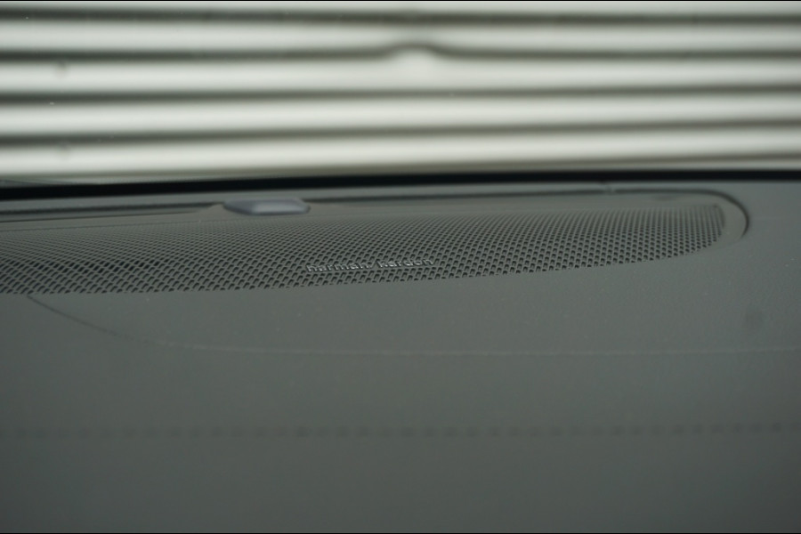 Volvo V60 PHEV T6 AWD ULTRA DARK SCHUIFDAK | WINTERPACK | H&K AUDIO | LUXE