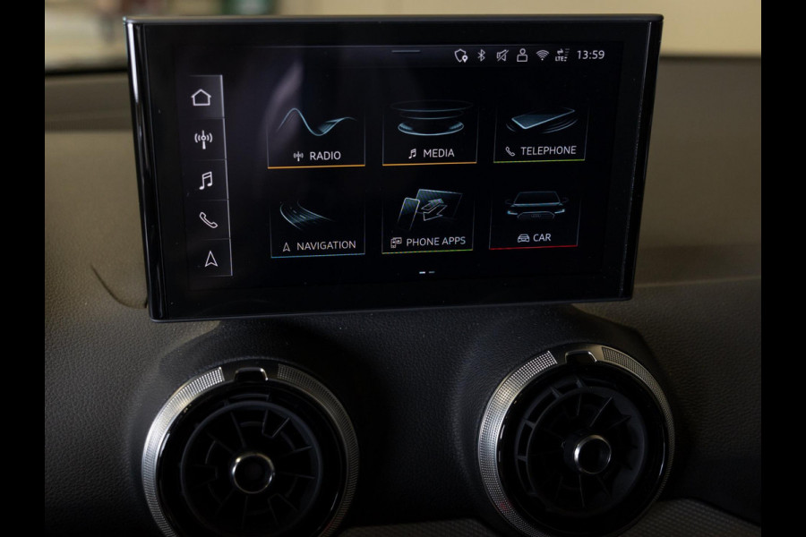 Audi Q2 35 TFSI S Edition / 150pk / Stoelverwarming / Keyless entry / Matrix LED / Adaptieve cruise control /