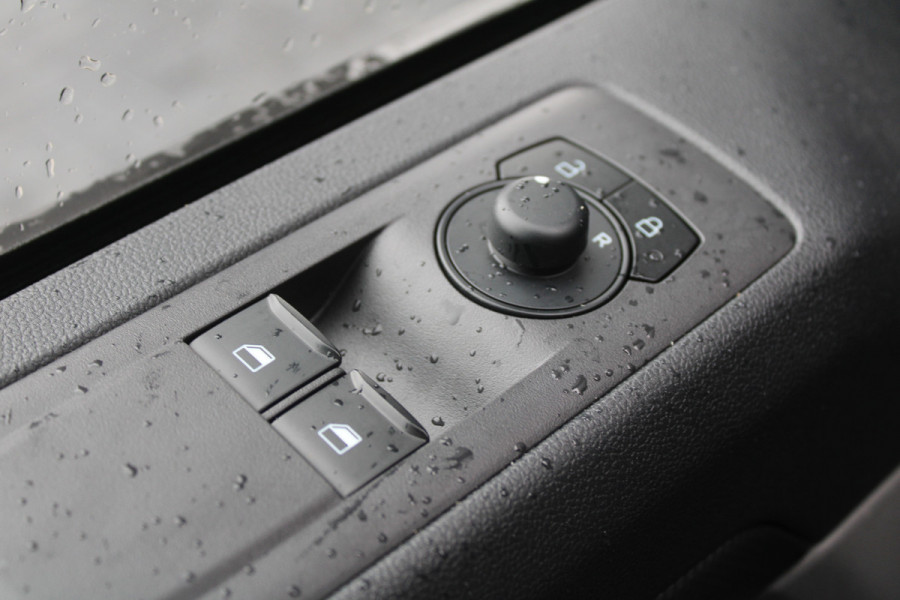 Ford Transit Custom 320 2.0 TDCI L2H1 Trend 136pk - Carplay - Android - LED koplampen - Verwarmd stuurwiel - Stoelverwarming - 70l tank - Rijklaar