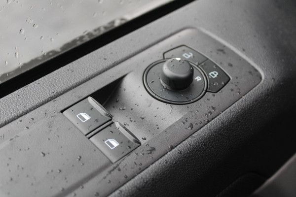 Ford Transit Custom 320 2.0 TDCI L2H1 Trend 136pk - Carplay - Android - LED koplampen - Verwarmd stuurwiel - Stoelverwarming - 70l tank - Rijklaar