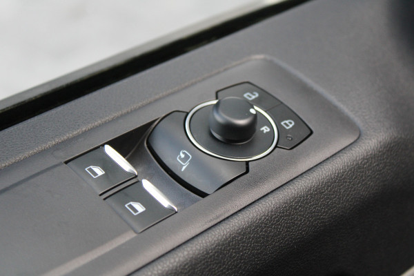 Ford Transit Custom 320 2.0 TDCI L2H1 Limited 150pk - Adaptive Cruise - Verwarmd stuur - Blind spot - Navigatie - Camera - Draadloos laden - Rijklaa