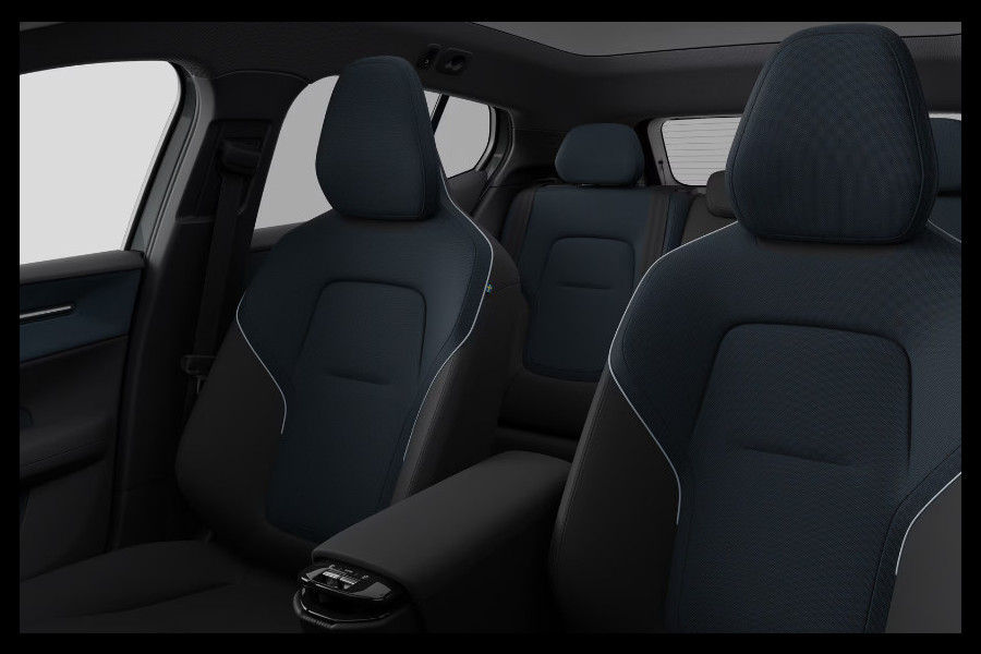 Volvo EX30 Cross Country 428PK Automaat Twin Performance Ultra / Cross Country Experience-pakket/ Adaptieve cruise control/ Panoramadak/ BLIS/ Parkeersensoren met 360 camera / Getint Glas / Stoel en stuurwielverwarming / Elektrische stoelen / Apple carplay / Elektrische achterklep / Keyless entry