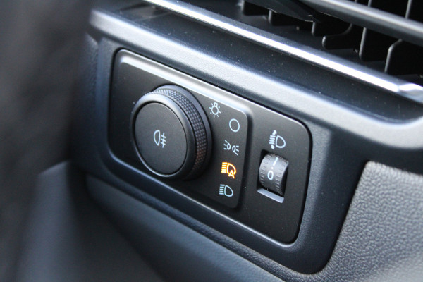 Ford Transit Custom 320 2.0 TDCI L2H1 Limited 150pk - Adaptive Cruise - Verwarmd stuur - Blind spot - Navigatie - Camera - Draadloos laden - Rijklaa