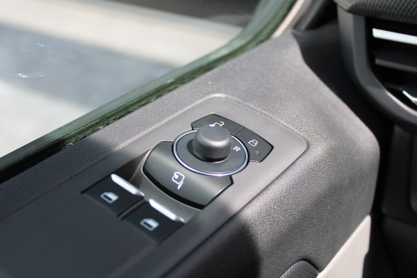 Ford Transit Custom 320 2.0 TDCI L2H1 Limited 150pk - 2x Schuifdeur - Adaptive Cruise - Verwarmd stuur - Blind spot - Navigatie - Camera - Draadloos