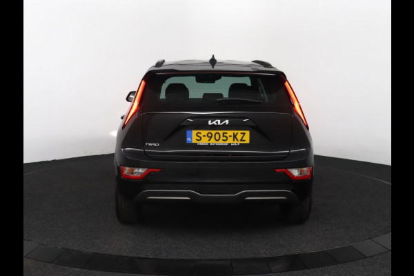 Kia Niro EV DynamicLine 64.8 kWh - SOH 98,3% - Stoel-/stuurverwarming - Navigatie - Cruise Control - Climate Control - Keyless Fabrieksgarantie tot 02-2030