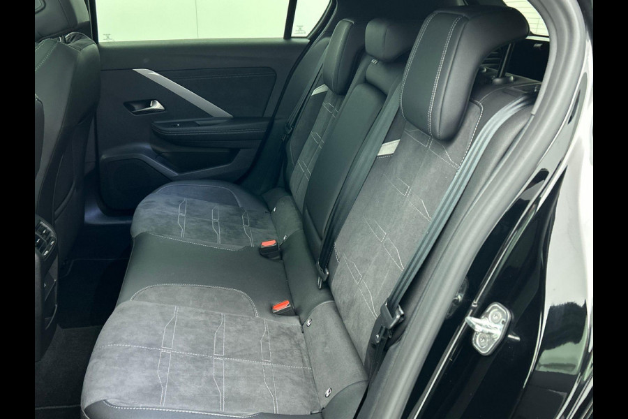 Opel Astra 1.2 Turbo Ultimate Climate control  Adaptive cruise control LED Panoramadak Voorstoelen verwarmd Stuurwiel verwarmd Achteruitrij camera 360* Sfeer verlichting Apple carplay/ Andriod auto