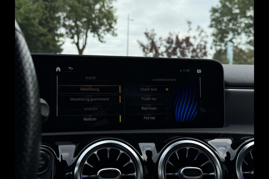 Mercedes-Benz A-Klasse 180 Aut. Sol. AMG Sport Mood Light Sfeer | Panorama | Burmester | Memory | Multi Beam