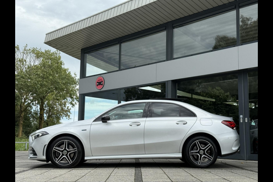 Mercedes-Benz A-Klasse 250e Aut. Sol. AMG Ultimate | Panorama | Burmester | Memory | Multi Beam | Sfeer Verlichting |
