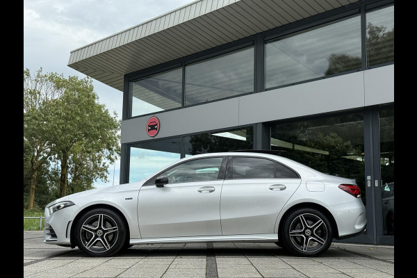 Mercedes-Benz A-Klasse 250e Aut. Sol. AMG Ultimate | Panorama | Burmester | Memory | Multi Beam | Sfeer Verlichting |