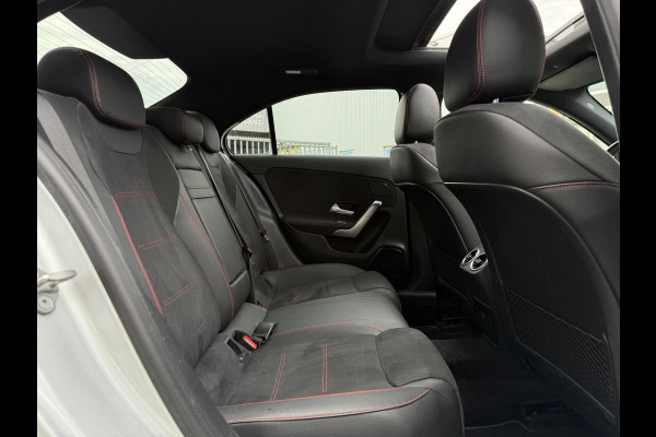Mercedes-Benz A-Klasse 250e Aut. Sol. AMG Ultimate | Panorama | Burmester | Memory | Multi Beam | Sfeer Verlichting |