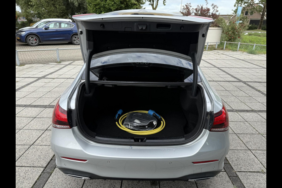Mercedes-Benz A-Klasse 250e Aut. Sol. AMG Ultimate | Panorama | Burmester | Memory | Multi Beam | Sfeer Verlichting |