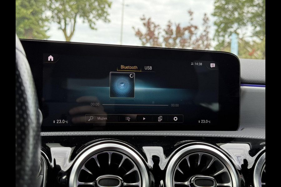 Mercedes-Benz A-Klasse 250e Aut. Sol. AMG Ultimate | Panorama | Burmester | Memory | Multi Beam | Sfeer Verlichting |