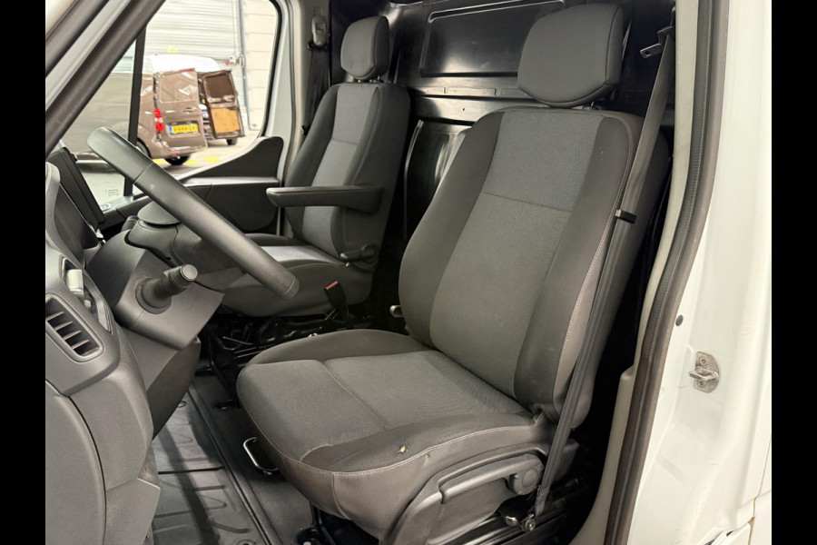 Renault Master 135pk L1H1 Navigatie Cruise control Trekhaak parkeersensoren Euro6 Renault Master 135pk L1H1 Navigatie Cruise control Trekhaak parkeersensoren Euro6