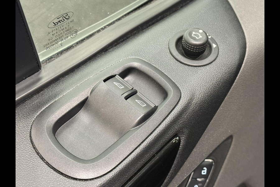 Ford Transit Custom 300 2.0 TDCI L2H1 Limited Dubbele cabine Navi Airco 2 Schuifdeuren Trekhaak PDC Camera Carplay DAB
