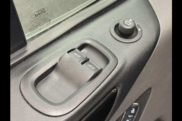 Ford Transit Custom 300 2.0 TDCI L2H1 Limited Dubbele cabine Navi Airco 2 Schuifdeuren Trekhaak PDC Camera Carplay DAB
