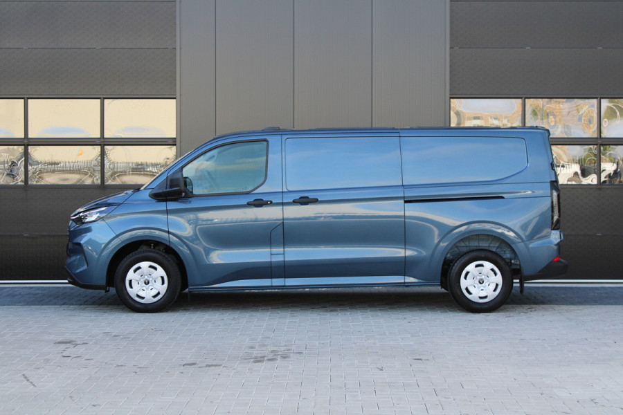 Ford Transit Custom 320 2.0 TDCI L2H1 Trend 136pk - 2x Schuifdeur - Carplay - Android - Camera - Trekhaak - Stoelverwarming -70l tank - Rijklaar Ford Transit Custom 320 2.0 TDCI L2H1 Trend 136pk - 2x Schuifdeur - Carplay - Android - Camera - Trekhaak - Stoelverwarming -70l tank - Rijklaar
