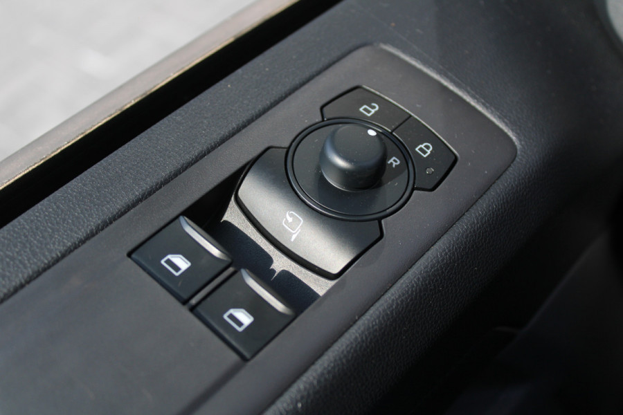 Ford Transit Custom 320 2.0 TDCI L2H1 Trend DC 136pk - Carplay - Android - Camera - Trekhaak - LED koplampen - Stoelverwarming - Draadloos laden - R Ford Transit Custom 320 2.0 TDCI L2H1 Trend DC 136pk - Carplay - Android - Camera - Trekhaak - LED koplampen - Stoelverwarming - Draadloos laden - R