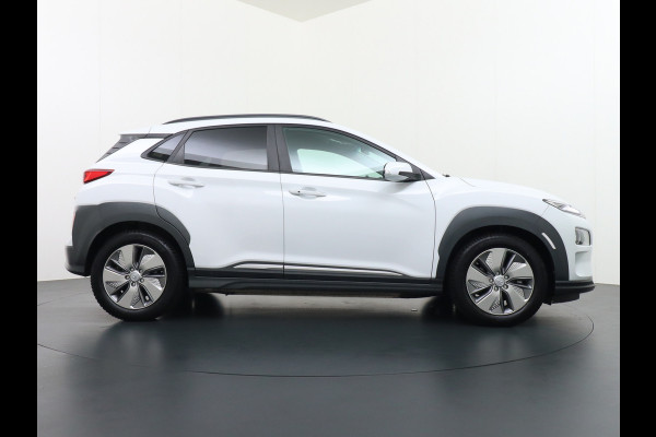 Hyundai Kona EV 64kWh 3 Fase Lader Warmtepomp Head-Up Display Adap.Cruise Apple Carplay Android Auto Navi Ecc Privacy Glas Keyless Fashion 1e Eigenaar