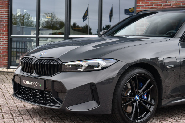 BMW 3 Serie Touring 330e xDrive M-Sport Pro LCI Dravitgrau Pano HUD el-zetels 19inch BMW 3 Serie Touring 330e xDrive M-Sport Pro LCI Dravitgrau Pano HUD el-zetels 19inch