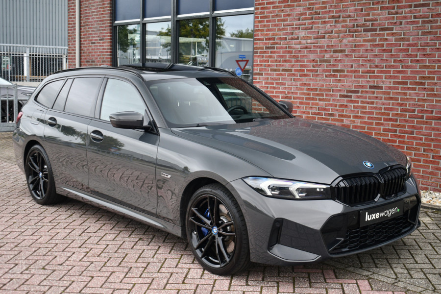 BMW 3 Serie Touring 330e xDrive M-Sport Pro LCI Dravitgrau Pano HUD el-zetels 19inch BMW 3 Serie Touring 330e xDrive M-Sport Pro LCI Dravitgrau Pano HUD el-zetels 19inch