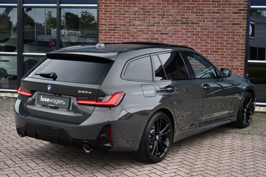 BMW 3 Serie Touring 330e xDrive M-Sport Pro LCI Dravitgrau Pano HUD el-zetels 19inch BMW 3 Serie Touring 330e xDrive M-Sport Pro LCI Dravitgrau Pano HUD el-zetels 19inch