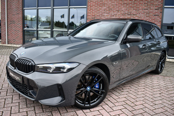 BMW 3 Serie Touring 330e xDrive M-Sport Pro LCI Dravitgrau Pano HUD el-zetels 19inch BMW 3 Serie Touring 330e xDrive M-Sport Pro LCI Dravitgrau Pano HUD el-zetels 19inch