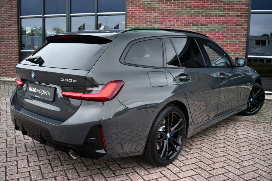 BMW 3 Serie Touring 330e xDrive M-Sport Pro LCI Dravitgrau Pano HUD el-zetels 19inch BMW 3 Serie Touring 330e xDrive M-Sport Pro LCI Dravitgrau Pano HUD el-zetels 19inch