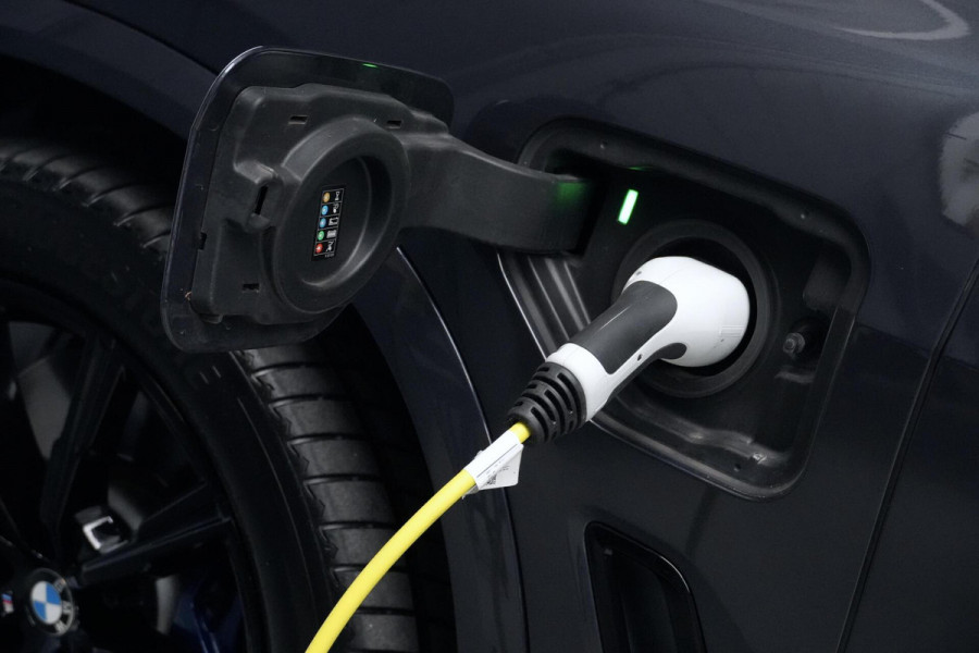 BMW X5 xDrive45e M Sport 395 PK | Pano-dak | CarPlay | ACC | HUD | Camera | Trekhaak | Memory | Led | Luchtvering | Dealer onderhouden