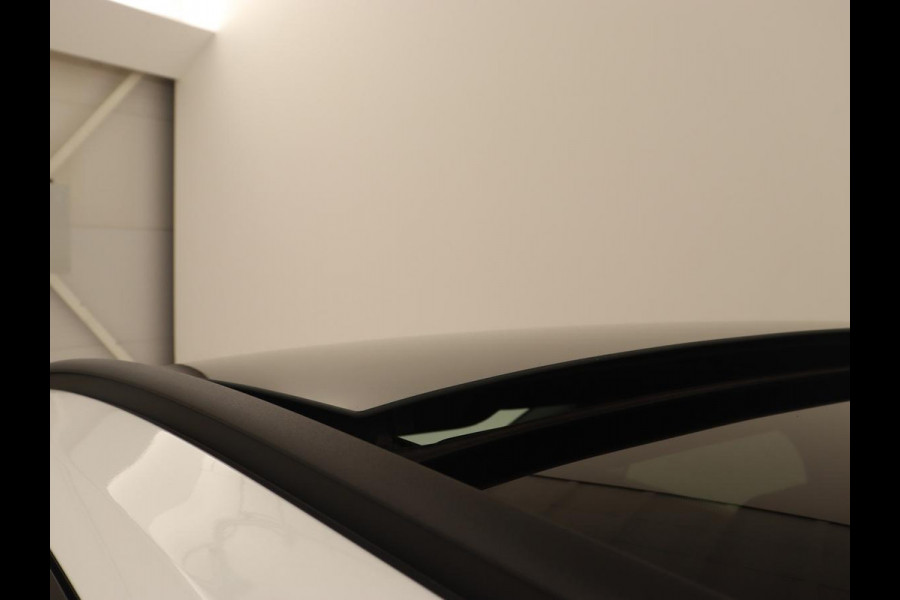 Ford Focus 1.0 EcoBoost Hybrid ST Line X Business | Panoramadak | Trekhaak | Head-up | Carplay | Camera | Stuurverwarming | Stoelverwarming | Adaptive cruise | LMV 17 inch | Sportstoelen