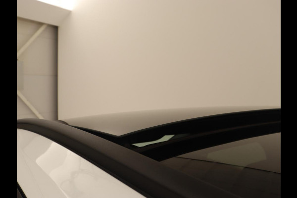 Ford Focus 1.0 EcoBoost Hybrid ST Line X Business | Panoramadak | Trekhaak | Head-up | Carplay | Camera | Stuurverwarming | Stoelverwarming | Adaptive cruise | LMV 17 inch | Sportstoelen