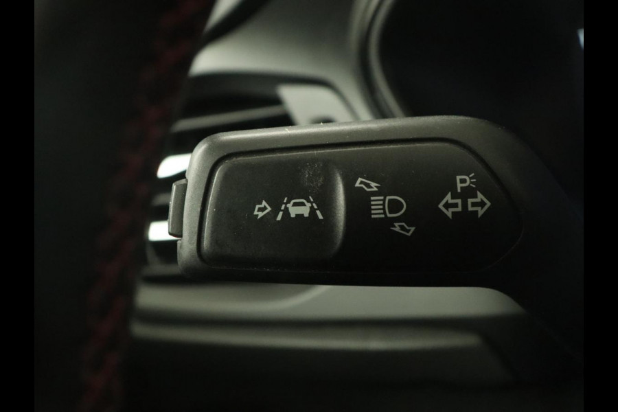 Ford Focus 1.0 EcoBoost Hybrid ST Line X Business | Panoramadak | Trekhaak | Head-up | Carplay | Camera | Stuurverwarming | Stoelverwarming | Adaptive cruise | LMV 17 inch | Sportstoelen