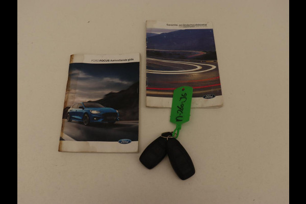 Ford Focus 1.0 EcoBoost Hybrid ST Line X Business | Panoramadak | Trekhaak | Head-up | Carplay | Camera | Stuurverwarming | Stoelverwarming | Adaptive cruise | LMV 17 inch | Sportstoelen