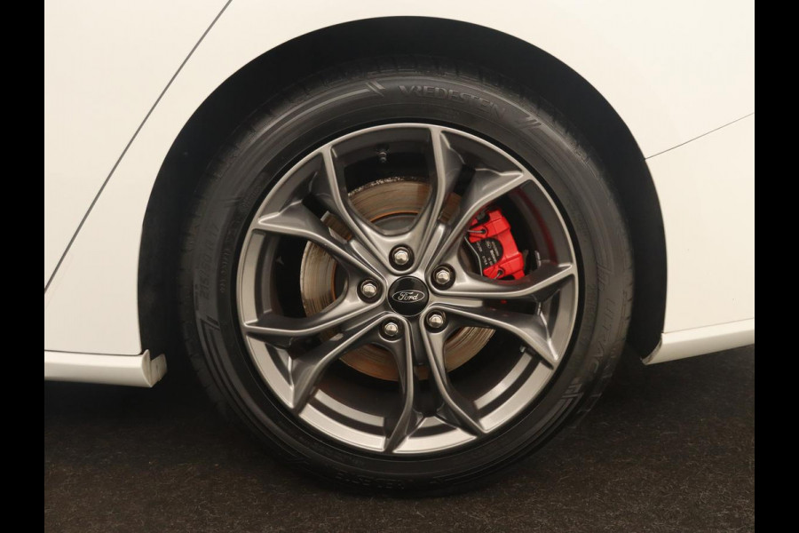Ford Focus 1.0 EcoBoost Hybrid ST Line X Business | Panoramadak | Trekhaak | Head-up | Carplay | Camera | Stuurverwarming | Stoelverwarming | Adaptive cruise | LMV 17 inch | Sportstoelen