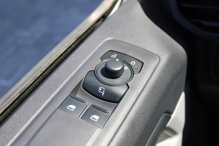 Ford Transit Custom 320 2.0 TDCI L2H1 Trend DC 136pk - Carplay - Android - Camera - Trekhaak - LED koplampen - Stoelverwarming - Draadloos laden - R