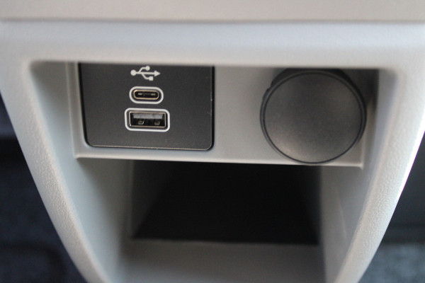 Ford Transit Custom 320 2.0 TDCI L2H1 Trend DC 136pk - Carplay - Android - Camera - Trekhaak - LED koplampen - Stoelverwarming - Draadloos laden - R