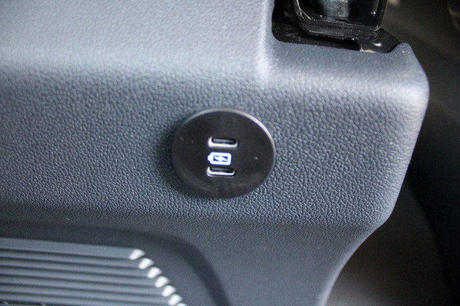 Ford Transit Custom 320 2.0 TDCI L2H1 Trend DC 136pk - Carplay - Android - Camera - Trekhaak - LED koplampen - Stoelverwarming - Draadloos laden - R