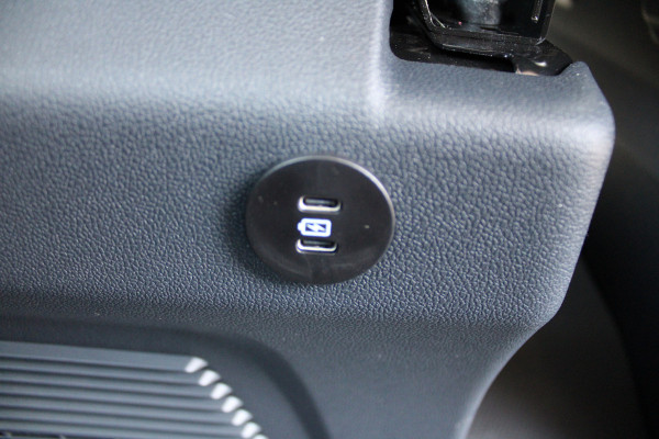 Ford Transit Custom 320 2.0 TDCI L2H1 Trend DC 136pk - Carplay - Android - Camera - Trekhaak - LED koplampen - Stoelverwarming - Draadloos laden - R